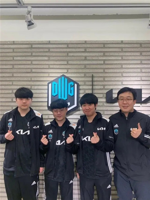 场比赛中展 场比赛中展